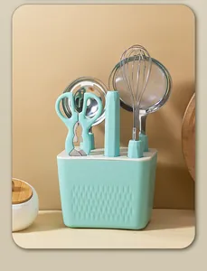 Primer plano de un juego de 6 utensilios de repostería en color verde menta con base
