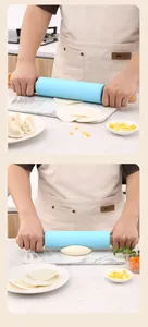 Détail d'un rouleau à pâtisserie en silicone avec poignées bois pour étaler la pâte