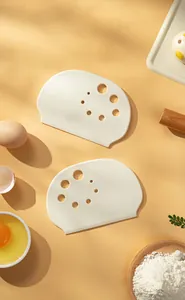 Detalle del raspador de masa de PP blanco de grado alimenticio con escalas y agujeros