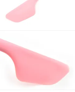 Makroansicht eines flexiblen rosa Silikonspatels zum Mischen von Tortencreme und Backen