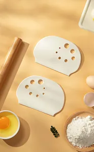 Cortador de masa de plástico crema con escalas de medición y agujeros para repostería