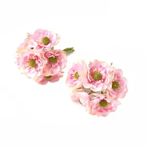Detailansicht von zwei kleinen rosa künstlichen Gänseblümchen-Sträußen mit Drahtstiel