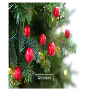 Detailansicht von dekorativen künstlichen roten Beeren auf einem Weihnachtsbaumzweig
