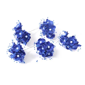 Detailansicht blauer künstlicher Brautblumensträuße mit weißen Kunstperlen.