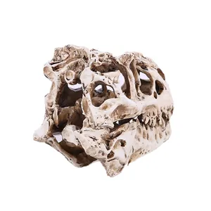 Primer plano detallado de una decoración realista de calavera de dinosaurio T-Rex para acuarios.