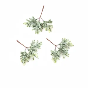 Detailansicht von drei künstlichen verschneiten Kiefernzweigen für DIY Weihnachtsdeko