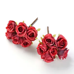Nahaufnahme dunkelroter künstlicher Tee-Rosen-Blütenköpfe aus Seide für Bastelarbeiten