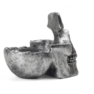 Detaillierte Seitenansicht einer silbernen Totenkopfskulptur als Brillen und Schlüsselhalter
