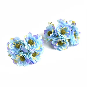 Detaillierte Nahaufnahme von zwei blauen künstlichen Gänseblümchen für DIY-Kränze