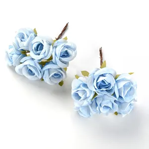 Detailansicht von hellblauen Seidenrosenköpfen für DIY-Blumenkränze und Haarschmuck