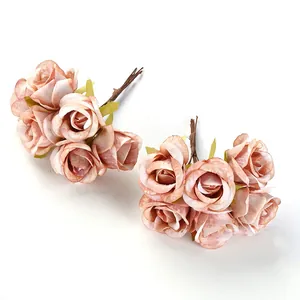 Detailansicht von künstlichen Seidenrosenknospen in Altrosa für DIY-Blumenkopfschmuck