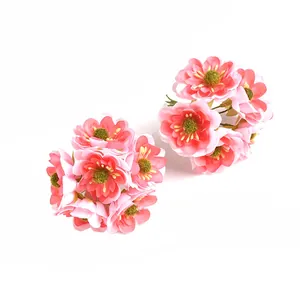 Detailaufnahme von rosa künstlichen Gänseblümchen-Seidenblumen für Bastelarbeiten.