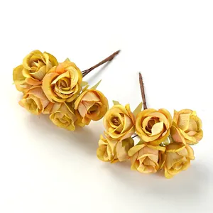 Nahaufnahme von gelben künstlichen Rosenknospen für DIY-Blumenkranz-Dekorationen