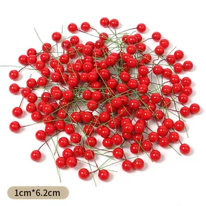 Detailansicht roter künstlicher Beeren mit Drahtstielen für Weihnachts-DIY-Bastelarbeiten