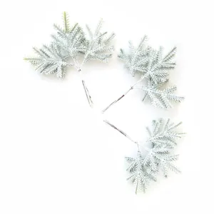 Detailansicht von drei künstlichen frostigen Kiefernzweigen für die DIY Weihnachtsdekoration