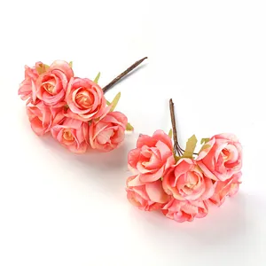 Detailansicht von zwei Clustern künstlicher rosa Seidenrosenknospen für DIY-Dekoration.