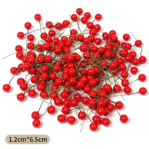 Detaillierte Nahaufnahme von roten Beeren für Weihnachtsdekoration und Bastelprojekte 1,2 cm