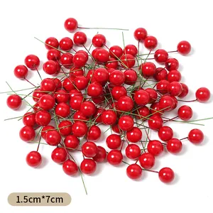 Detailansicht von roten künstlichen Beeren mit 1,5 cm Durchmesser und 7 cm Draht