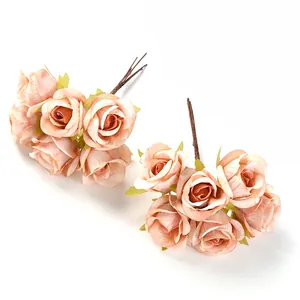 Detaillierte Makroansicht von Seidenrosenknospen für DIY-Blumenkränze und Haarschmuck