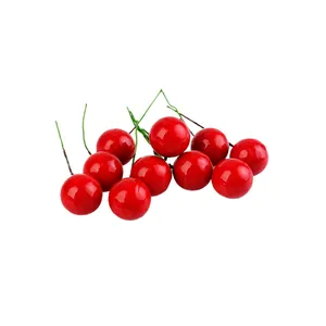 Detailansicht künstlicher roter Schaumbeeren mit grünen Stielen für Weihnachtsdeko