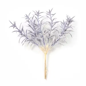 Nahaufnahme violetter, beflockter Kunstpflanzenstiele für DIY-Handwerk und Blumendekor
