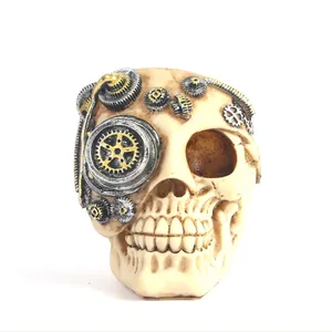 Escultura de calavera steampunk de resina con intrincados detalles de engranajes mecánicos.