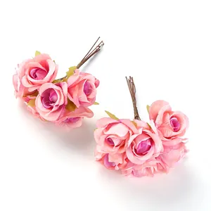Nahaufnahme handgefertigter rosa Seidentee-Rosenknospen für DIY-Blumenkränze Dekoration