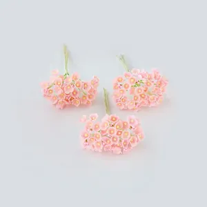 Makroansicht von drei zarten rosa künstlichen Mini-Blumensträußen für die Dekoration.