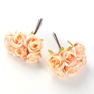 Nahaufnahme künstlicher Pfirsich-Teerosenknospen aus Seide für DIY-Blumenkränze.