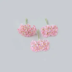Detailansicht von drei kleinen rosa künstlichen Schleierkrautsträußen für Hochzeiten