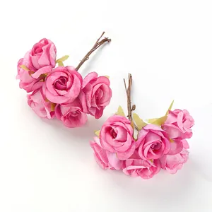 Nahaufnahme von künstlichen rosa Seidenrosenknospen für DIY-Haarschmuck und Dekorationen.