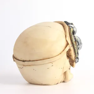 Vista trasera detallada de calavera de resina steampunk con engranajes y textura ósea