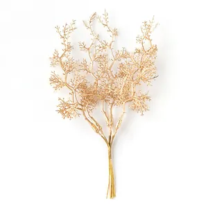 Detailansicht eines goldfarbenen künstlichen Zweiges für elegante Blumendekorationen.