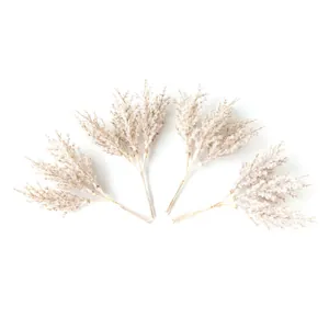 Detail von cremefarbenen künstlichen Glitzer-Zederzweigen für DIY-Weihnachtskränze und Deko
