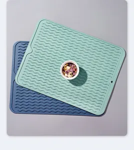 Primer plano de manteles individuales de silicona ondulada en verde menta y azul marino