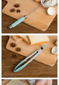 Dettaglio della frusta semiautomatica in acciaio inox verde menta e pinze da cucina