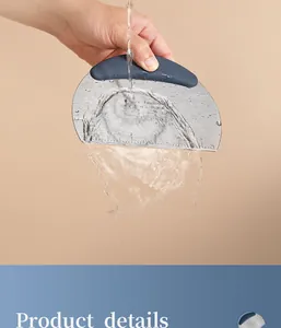 Nahaufnahme eines Teigschabers aus Edelstahl mit Maßeinteilung beim Abspülen unter Wasser