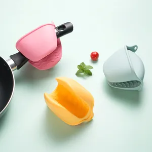 Heat resistant thickened silicone oven mitts and pinch grips for kitchen baking use