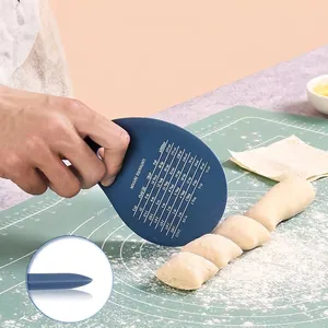 Raspador de masa profesional de silicona azul de grado alimenticio con medidas