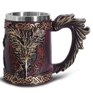 Detailansicht des Drachen- und Schwertreliefs auf einem mittelalterlichen Bierkrug.