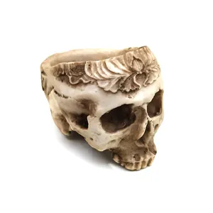 Dettaglio del teschio in resina scolpito a mano con finitura invecchiata per Halloween