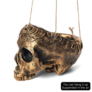 Dettaglio ravvicinato di un teschio in resina intagliato bronzo appeso per Halloween