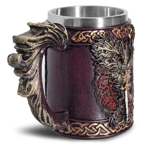 Detailansicht der 600ml Drachen- und Schwert-Bierkrug aus Harz mit Edelstahleinsatz