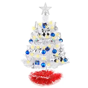 Mini weißer Weihnachtsbaum für den Tisch mit blauen Kugeln und Sternspitze