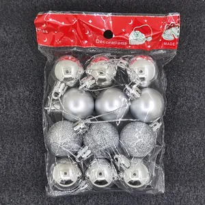 Set mit 12 festlichen silbernen Weihnachtskugeln in matter und glitzernder Ausführung