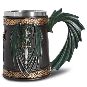 Detalle de una jarra de cerveza de dragón medieval con asa de ala de dragón de acero
