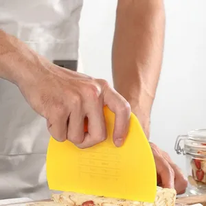 Cortador de masa amarillo con escalas de medición para repostería y corte preciso