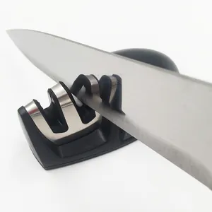 Primer plano de un afilador de cuchillos manual de dos etapas con hoja de acero.