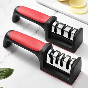 Detailaufnahme eines professionellen 4-Stufen Messerschleifers mit ergonomischem rotem Griff