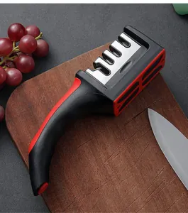 Affilacoltelli manuale professionale a 4 stadi su un tagliere da cucina in legno